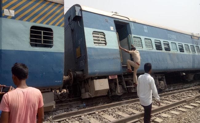 ताप्ती गंगा एक्सप्रेस की 13 बोगियां हुई बेपटरी, बड़ी दुर्घटना टली, एक दर्जन यात्री आंशिक रूप से घायल