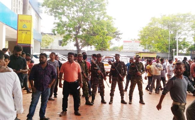 बागडोगरा एयरपोर्ट पुलिस छावनी में तब्दील, बिमल गुरुंग को गिरफ्तार करने पहुंची दार्जीलिंग पुलिस बागडोगरा एयरपोर्ट पुलिस छावनी में तब्दील, बिमल गुरुंग को गिरफ्तार करने पहुंची दार्जीलिंग पुलिस