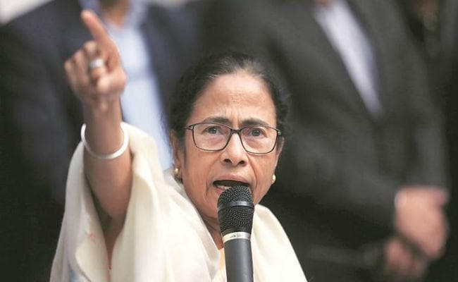 अब चाय वाला नहीं, चौकीदार को करें बोल्ड आउट : ममता