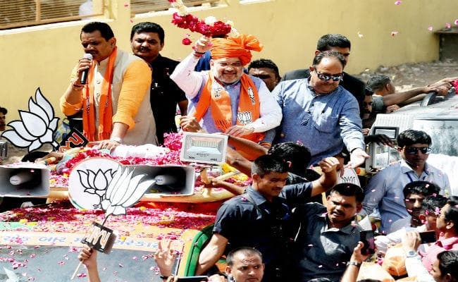 अमित शाह ने अहमदाबाद में रोडशो किया, ‘पूरा कश्मीर हमारा है” के नारे लगवाये
