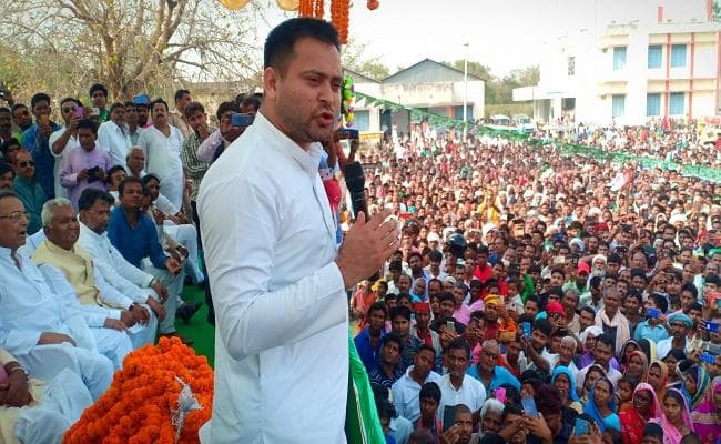 लोकसभा चुनाव : बेगूसराय में बरसे तेजस्वी, कहा- भाजपा के हाथों में देश व संविधान नहीं सुरक्षित