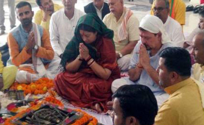 BJP उम्मीदवार स्मृति ईरानी के रोड शो में नजर आये पोस्टर- ”अबकी बार अमेठी हमार”