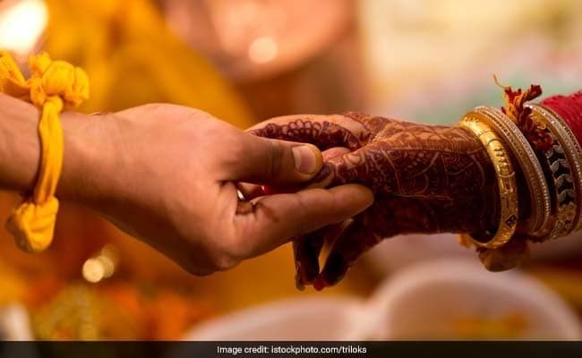 प्रेमी संग विवाहिता पुलिस गिरफ्त में