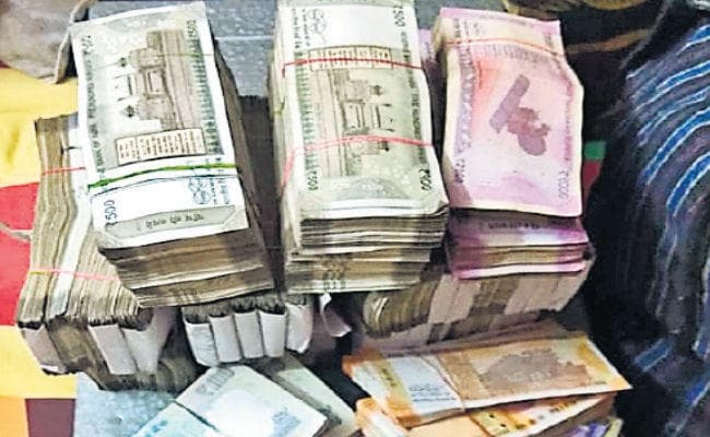 पथ निर्माण के इंजीनियर के आवास पर निगरानी का छापा, 1.43 करोड़ कैश, 1.5 किलो सोना और 4 किलो चांदी जब्त