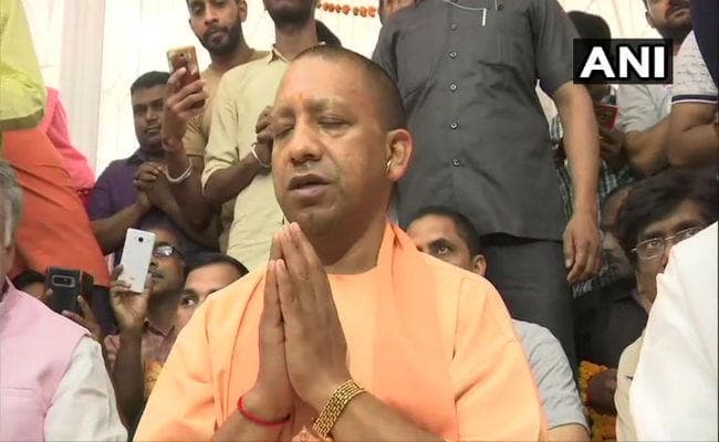 चुनाव आयोग के प्रतिबंध का सीएम योगी ने निकाला तोड़, हनुमान जी की शरण में पहुंचे