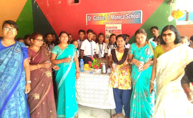 संत गैब्रिएल एण्ड मोनिका स्कूल में बच्चों को खिलायी गयी फाइलेरिया रोधी दवाइयां