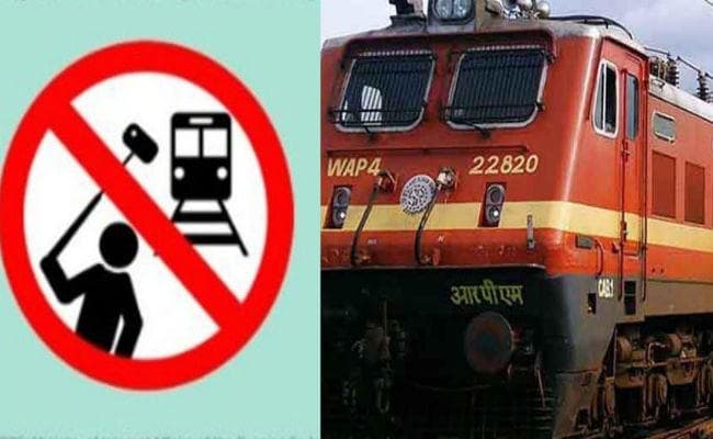 सेल्फी लेने के चक्कर में ट्रेन की चपेट में आने से तीन युवकों की मौत