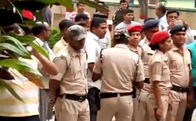 ट्रेन के आगे कूद कर छात्रा ने खुदकुशी की, परिजनों ने वाइस प्रिंसिपल पर लगाया जबरन फेल करने का आरोप