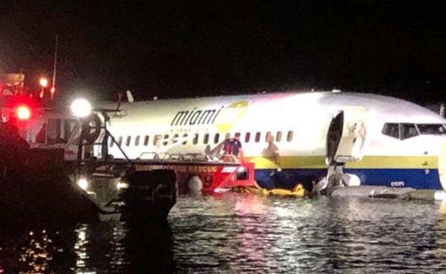 अमेरिका : रनवे से फिसलकर नदी में गिरा बोइंग 737 विमान, बाल -बाल बचे 136 यात्री