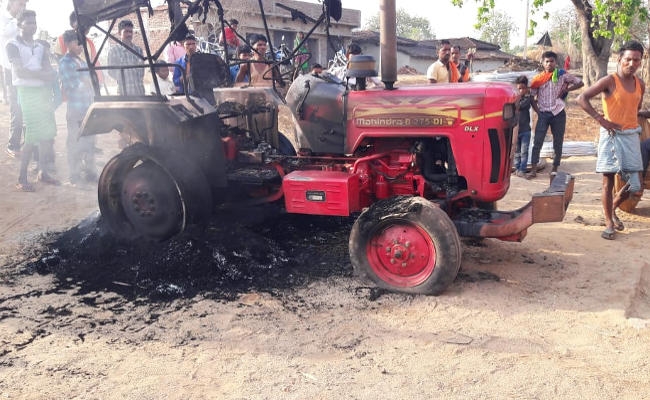 झारखंड में टीएसपीसी उग्रवादी ने ट्रैक्टर को फूंका, मजदूरों को पीटा