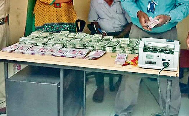 रांची : माइनिंग अफसर की कार से बरामद राशि बेहिसाबी, आयकर विभाग ने पुलिस को दी रिपोर्ट