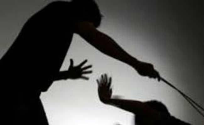 सोने की चेन व 50 हजार के लिए विवाहिता को पीटा, मौत