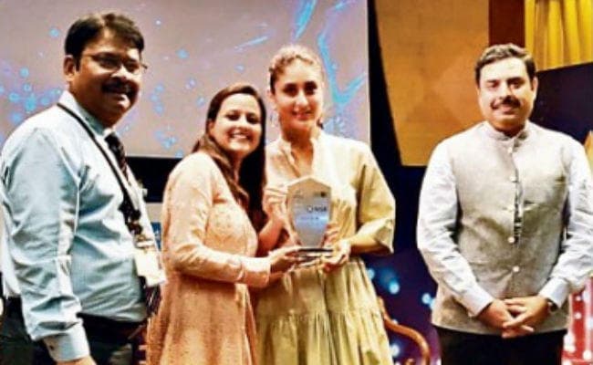 रेडियो धूम को मिला बेस्ट पब्लिक सर्विस एनाउंसर अवार्ड, करीना कपूर खान ने दिया पुरस्कार रेडियो धूम को मिला बेस्ट पब्लिक सर्विस एनाउंसर अवार्ड, करीना कपूर खान ने दिया पुरस्कार