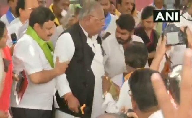 कांग्रेस नेता वी हनुमंथा राव और नागेश मुदिराज के बीच हुई हाथापाई, देखें वीडियो
