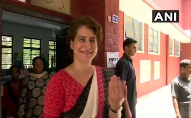 वोट डालने के बाद बोलीं प्रियंका गांधी- स्पष्ट है कि भाजपा की सरकार जा रही है