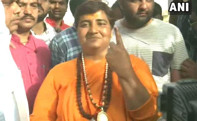 लोकसभा चुनाव 2019 : साध्वी प्रज्ञा ने भोपाल में डाला वोट, स्वयं के लिए वोट नहीं डाल पाए दिग्विजय सिंह