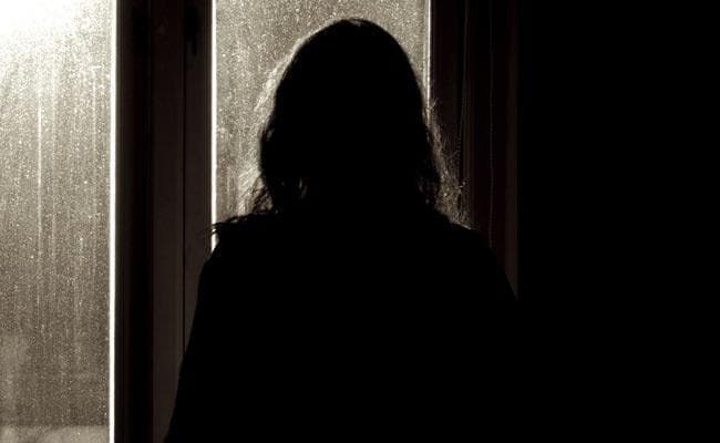 सौतेले बेटे के आरोप से दुखी गृहवधू ने की आत्महत्या