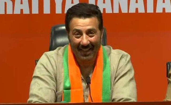 सनी देओल के समर्थन में चल रहे फेसबुक पेज के खिलाफ शिकायत पर आयोग ने की कार्रवाई