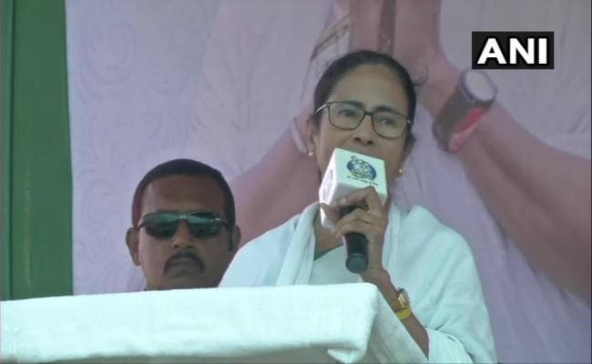 बंगाल में बवालः ममता बनर्जी ने चुनाव आयोग को बताया भाजपा का भाई, जानिये और क्या कहा