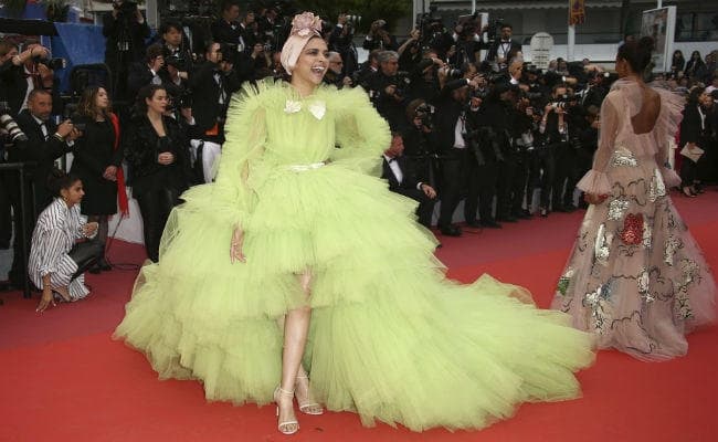 Cannes 2019 : लाइम ग्रीन गाउन में दीपिका ने बिखेरा जलवा, स्माइल से लूट ली महफिल