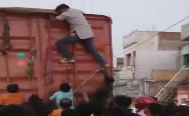 50 पशुओं से भरे कंटेनर का ड्राइवर चढ़ा भीड़ के हत्थे, पिटाई के बाद लोगों ने आंख फोड़ा
