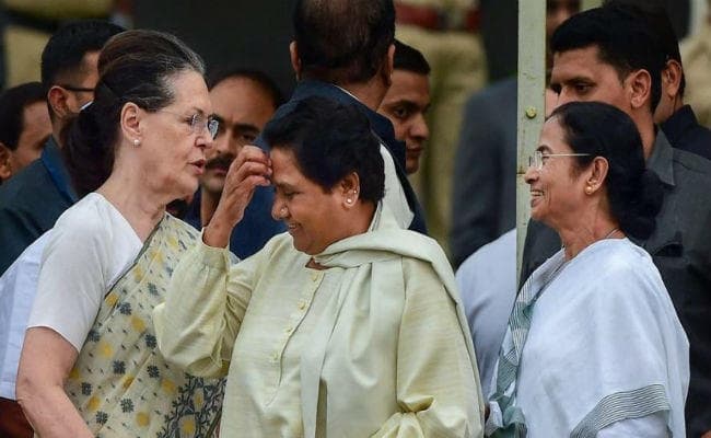 मायावती की सोनिया गांधी से मुलाकात की खबरों का बसपा ने किया खंडन कहा- दिल्ली में कोई बैठक नहीं मायावती की सोनिया गांधी से मुलाकात की खबरों का बसपा ने किया खंडन कहा- दिल्ली में कोई बैठक नहीं