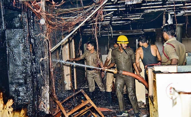 शॉर्ट सर्किट से दालमोट फैक्टरी में लगी आग