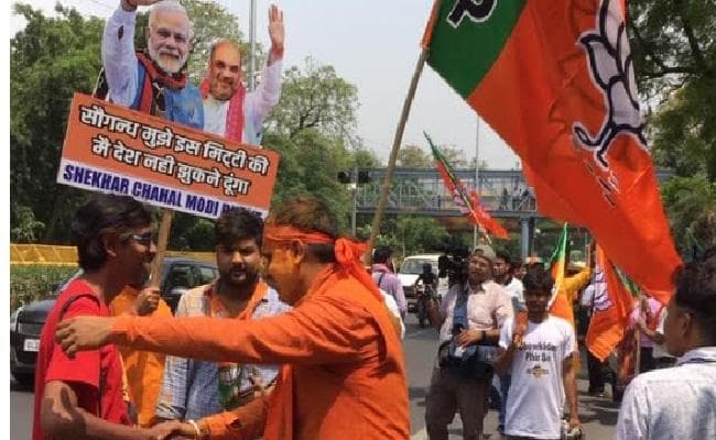 भाजपा मुख्यालय में जश्न में डूबे कार्यकर्ता और नेता