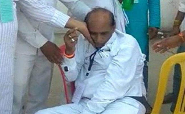 Election Results Live: पार्टी को हारता देख मतगणना केंद्र पर कांग्रेस नेता को आया हार्ट अटैक, मौत