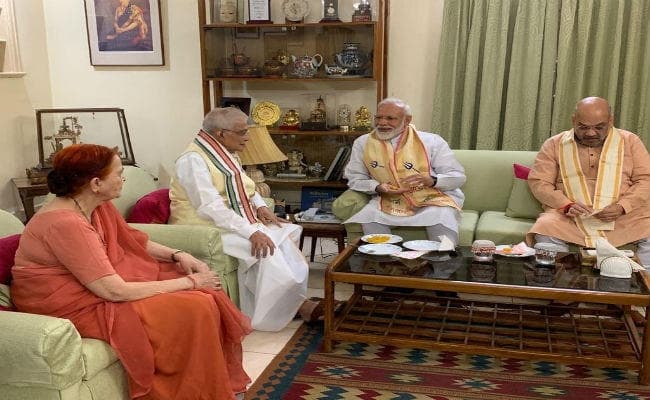 मोदी 2.0 : प्रचंड जीत के बाद उत्साह में भाजपा, विपक्षी खेमे में बैठकों का दौर, मोदी ने लिया आडवाणी का आशिर्वाद