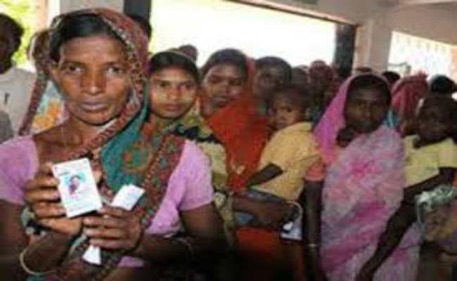 वोट देने में आधी आबादी ने पुरुषों को पछाड़ा