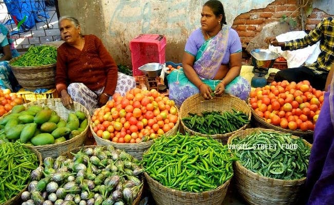 सड़कों पर ही लग रहा सब्जी बाजार, व्यवस्थित करने में प्रशासन विफल