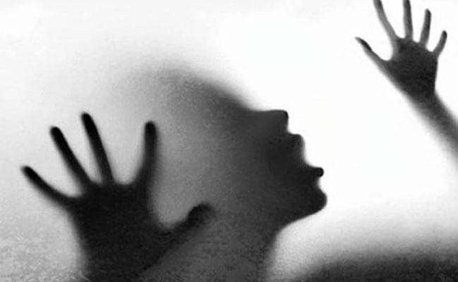 पति को पेड़ से बांध पत्नी से सामूहिक दुष्कर्म