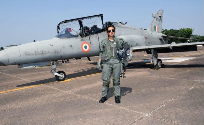हॉक एडवांस जेट उड़ाने वाली पहली महिल फाइटर पायलट बनी फ्लाइट लेफ्टिनेंट मोहना सिंह