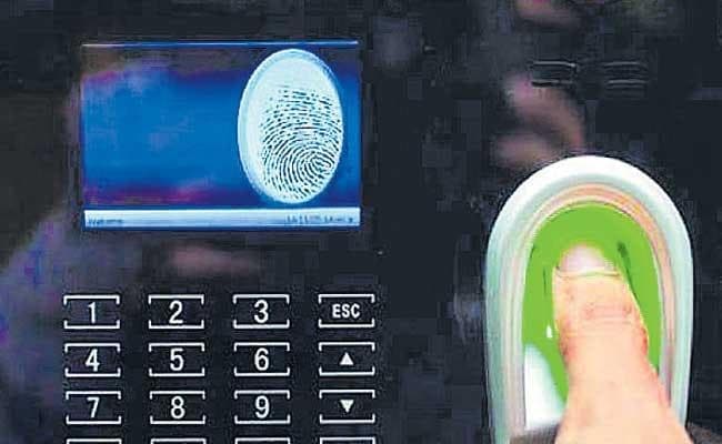 बॉयोमेट्रिक उपस्थिति को लेकर श्रमिकों में रोष, किया प्रदर्शन