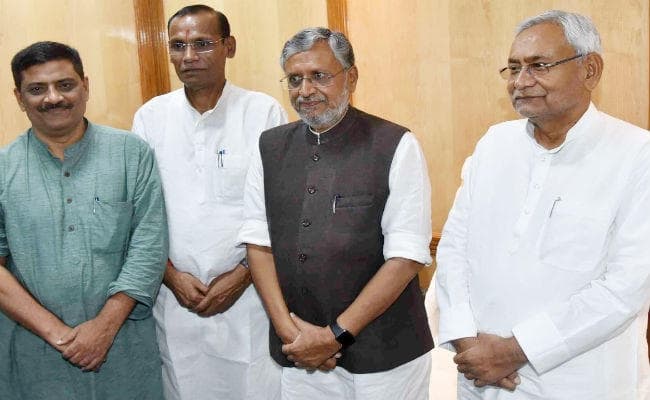 नवनिर्वाचित विधायकों और विधानपार्षदों ने ली पद और गोपनीयता की शपथ