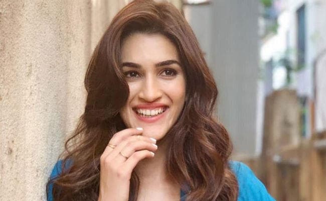 बॉलीवुड में स्टारकिड्स से तुलना पर एक्ट्रेस कृति सेनन ने कही यह बात…