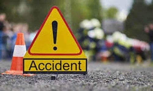 सड़क दुर्घटना में पिता की मौत, पुत्र जख्मी