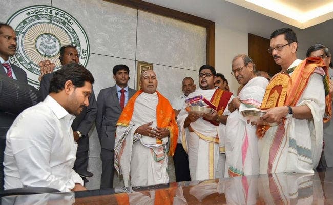 जगनमोहन रेड्डी के मंत्रिमंडल में पांच मंत्रियों को बनाया गया उप मुख्यमंत्री, किया गया विभागों का बंटवारा