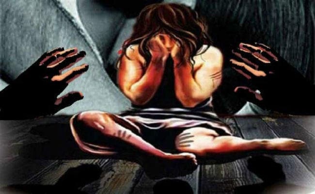 चाईबासा : अज्ञात महिला की अधजली लाश बरामद, गला रेत कर आंखें निकाल ली गयी है, दुष्कर्म की आशंका