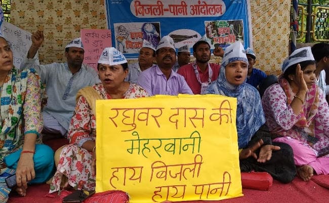 रांची में बिजली-पानी की किल्लत के विरोध में AAP ने राजभवन के सामने किया धरना-प्रदर्शन
