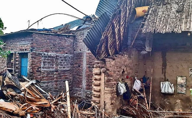 Bihar Weather: उत्तर बिहार में कल तक बारिश और ठनके का अलर्ट, कोसी-सीमांचल में आंधी-बारिश ने मचायी तबाही Bihar Weather: उत्तर बिहार में कल तक बारिश और ठनके का अलर्ट, कोसी-सीमांचल में आंधी-बारिश ने मचायी तबाही