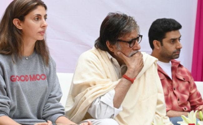 अमिताभ बच्चन ने पूरा किया वादा, पुलवामा हमले में शहीदों के परिजनों को चेक सौंपे