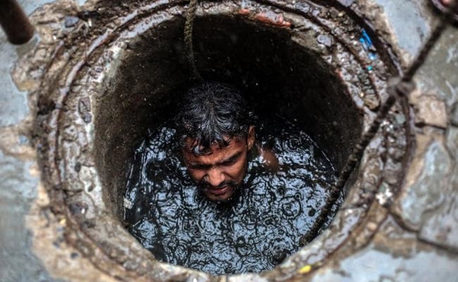 बड़ोदरा में होटल का सीवर साफ करने उतरे सात लोगों की दम घुटने से मौत