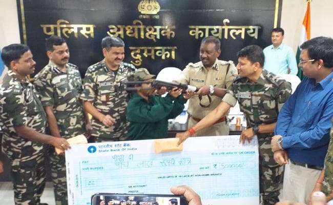 Jharkhand : पांच लाख की इनामी पीसी दी समेत 6 नक्सलियों ने दुमका में किया सरेंडर