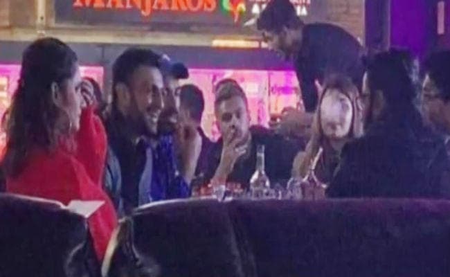महामुकाबले से पहले पाक टीम के साथ नजर आयीं सानिया मिर्जा, वायरल हुआ VIDEO तो लगायी लताड़