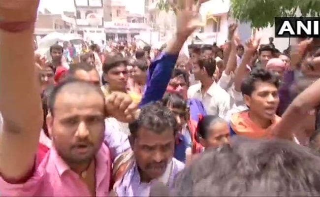 मुजफ्फरपुर : मुख्यमंत्री पहुंचे SKMCH, बच्चों को देखने सीधे ICU में गये, लोगों का फूटा गुस्सा, किया हंगामा, …देखें वीडियो