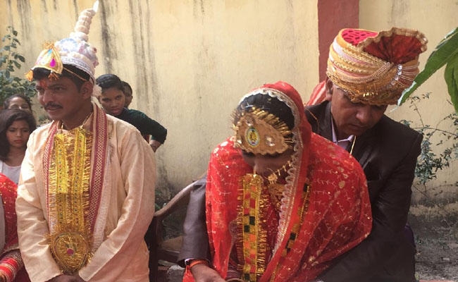 दो अनाथ युवतियों की हुई शादी, पुलिस वाले बने भाई और पिता