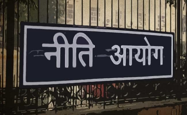 नीति आयोग की केंद्रीय टीम के सदस्य ने लोहरदगा सदर अस्पताल का दौरा कर लिया जायजा