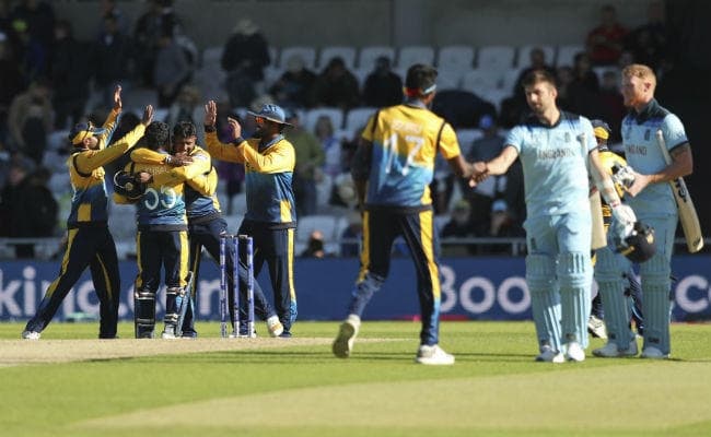 वर्ल्ड कप में श्रीलंका ने इंग्लैंड को हराया तो, देश में सड़कों पर पटाखे जलाकर मनाया गया जश्न